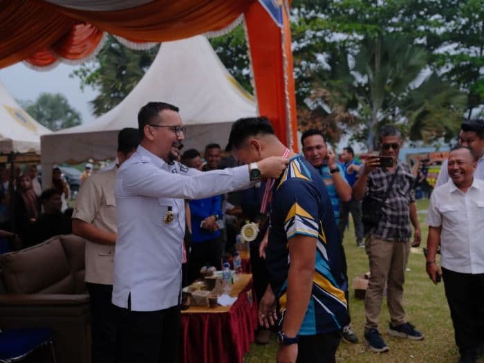 polres_labusel_juara_turnamen_voli_piala_ketua_mpkt_karang_taruna
