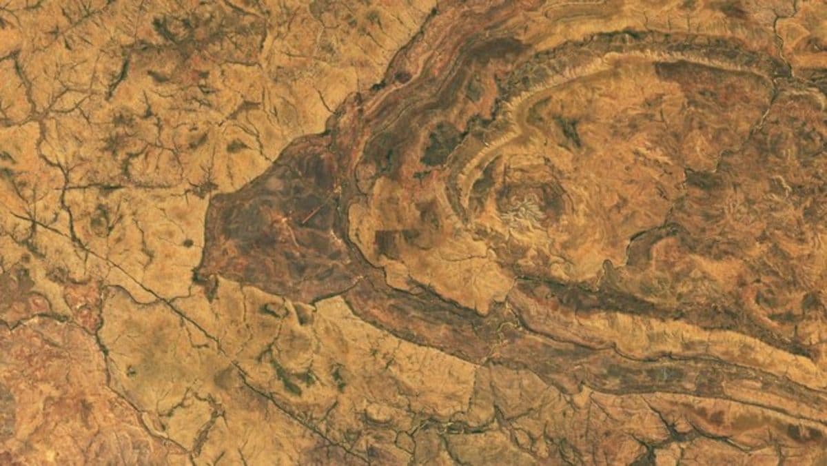 nasa_tampilkan_spider_crater_kawah_purba_berbentuk_labalaba_di_australia