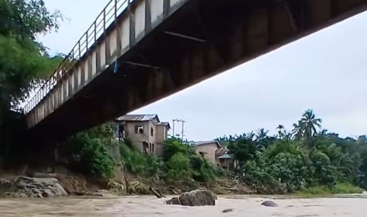 diterjang_banjir_jembatan_titi_besi_penghubung_deli_serdangsergai_terancam_ambruk