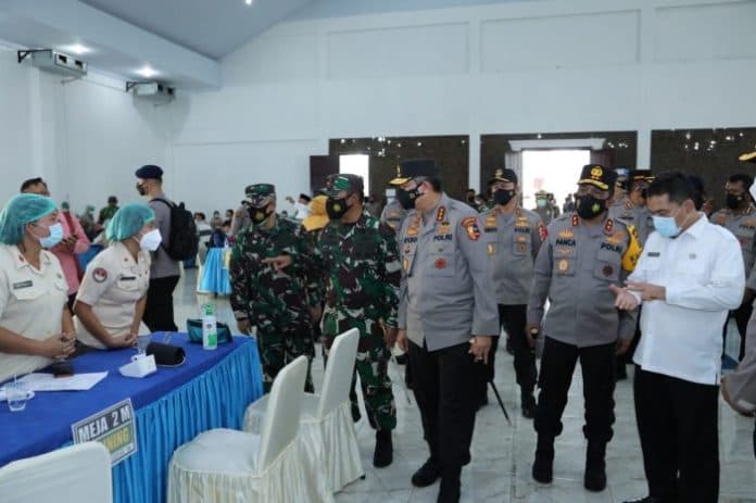 1054_orang_ikuti_vaksinasi_massal_di_medan_libatkan_12_tim_vaksinator