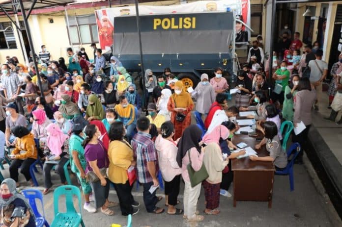 1200_orang_terima_bantuan_btpklw_yang_disalurkan_polres_siantar