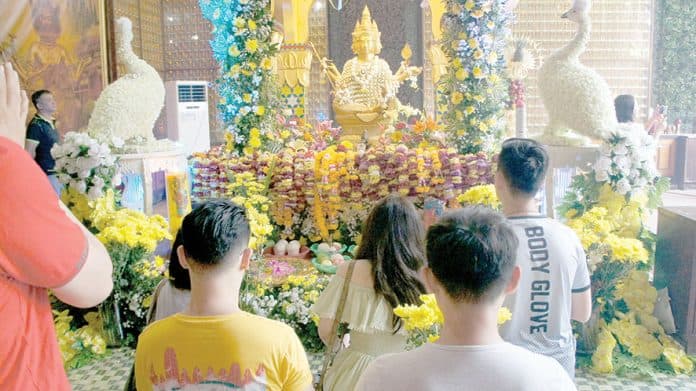 15_tahun_phra_phrom_di_vihara_setia_budi_dari_ritual_ibadah_hingga_hiburan_rakyat