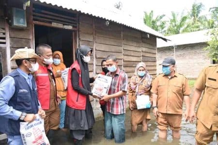 268_kk_korban_banjir_di_gambus_laut_batu_bara_terima_bantuan