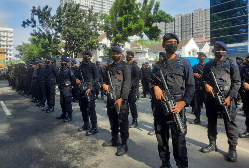 2_ssk_brimob_polda_sumut_diturunkan_amankan_pilkades_di_deli_serdang