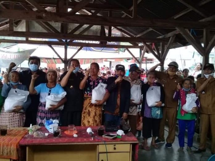 387_kk_di_desa_sabulan_samosir_terima_bantuan_paket_sembako_dari_bupati
