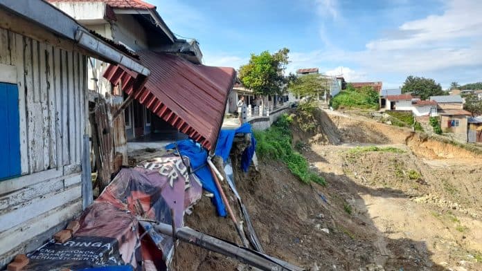 4_rumah_warga_nyaris_roboh_akibat_longsor_di_jalan_siak_ujung_siantar