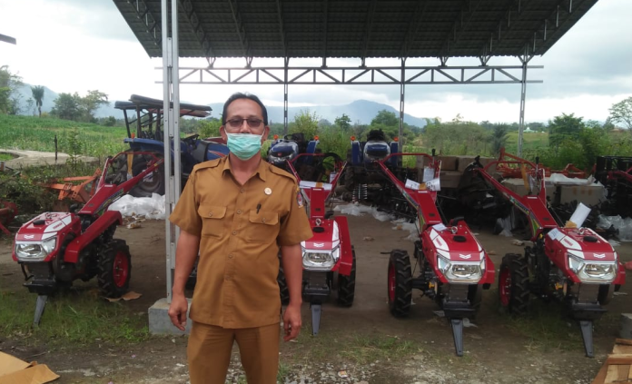 53_poktan_toba_menerima_bantuan_hand_traktor