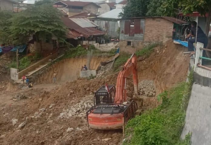 8_rumah_terancam_roboh_akibat_pengerukan_lahan_kavlingan_warga_kami_takut_tidur_di_rumah