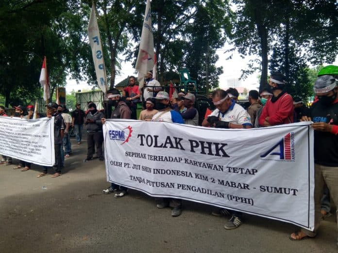 97_buruh_di_phk_sepihak_fspmi_unjuk_rasa_ke_kantor_dprd_sumut