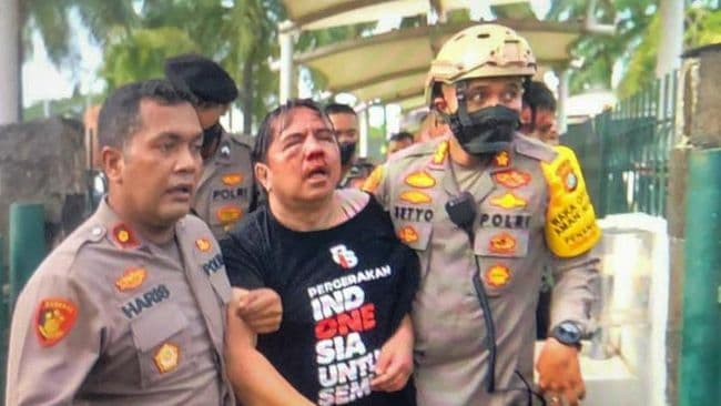 ade_armando_babak_belur_di_tengah_demo_celananya_dilucuti