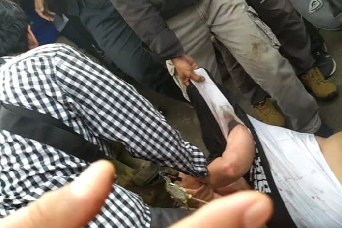 ade_armando_dievakuasi_dari_keroyokan_pengunjuk_rasa