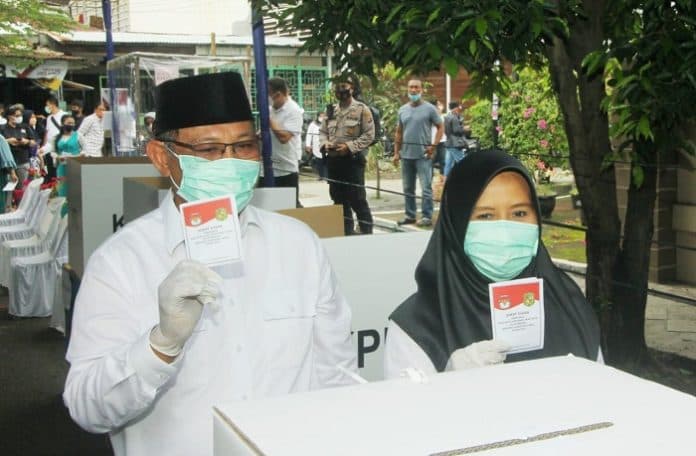 akhyar_bersama_istri_dan_anaknya_jalan_kaki_nyoblos_ke_tps_22