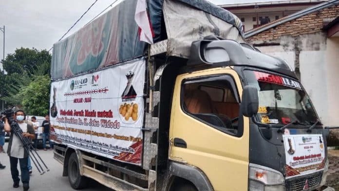 aksi_1_truk_jeruk_untuk_jokowi_warga_karo_minta_jalan_diperbaiki