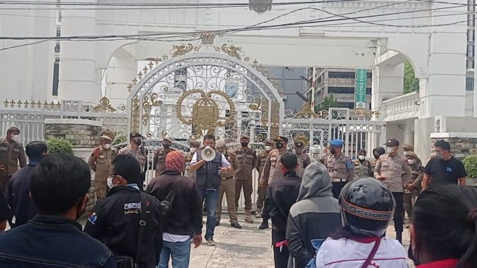 aliansi_buruh_maksimal_tuntut_gubsu_revisi_ump