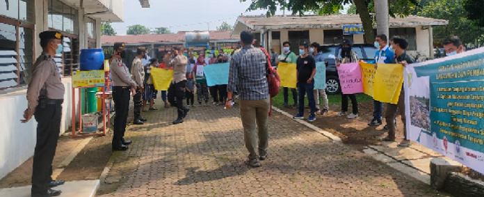 aliansi_masyarakat_demo_camat_tanjung_morawa_akibat_sampah_menggunung