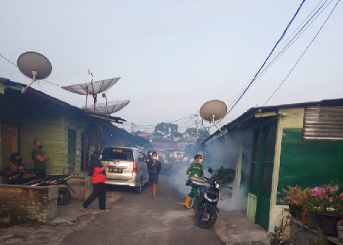 antisipasi_dbd_dinkes_siantar_fogging_kompleks_asrama_mahoni_siantar