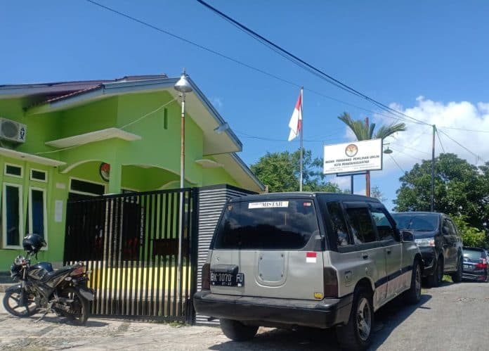 area_kantor_bawaslu_siantar_sempit_nyaris_tanpa_tempat_parkir