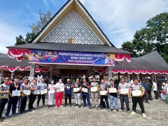 atlet_angkat_berat_dari_sbc_terima_medali_dari_wali_kota_siantar