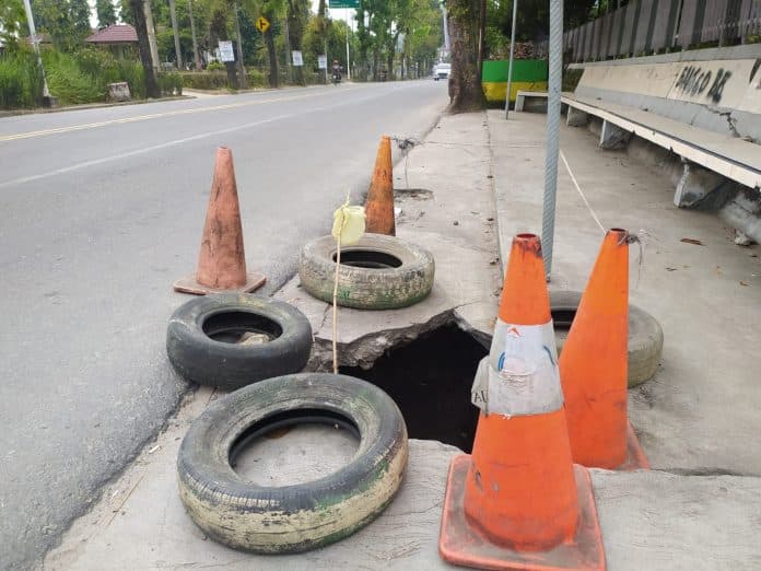 awas_lubang_menganga_di_depan_sma_negeri_5_siantar_mengancam_keselamatan