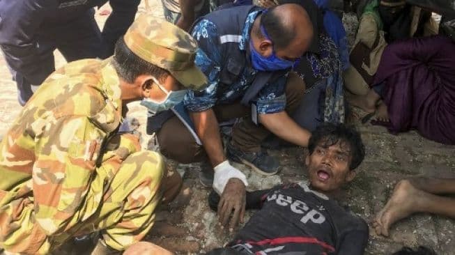 bangladesh_menyelamatkan_pengungsi_rohingya_yang_terdampar_di_laut