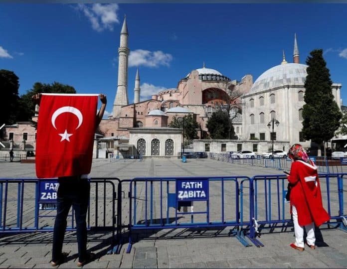 bangunan_bersejarah_hagia_sophia_resmi_dijadikan_mesjid_begini_kata_as