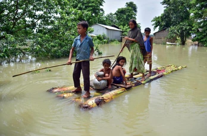 banjir_landa_assam_di_india_paksa_satu_juta_penduduk_mengungsi