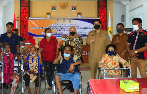 bantuan_sosial_asistensi_rehabilitasi_sosial_disalurkan_di_samosir