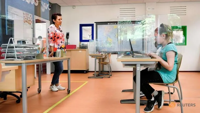 belanda_kembali_buka_sekolah_setiap_meja_pakai_pembatas