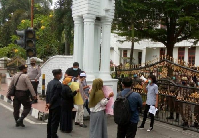 belasan_mahasiswa_gelar_aksi_unjuk_rasa_ke_pemko_binjai