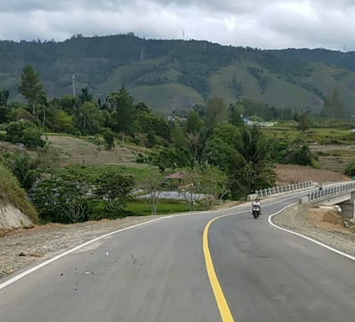 belum_rampung_jalan_balige_by_pass_sudah_dimanfaatkan_warga