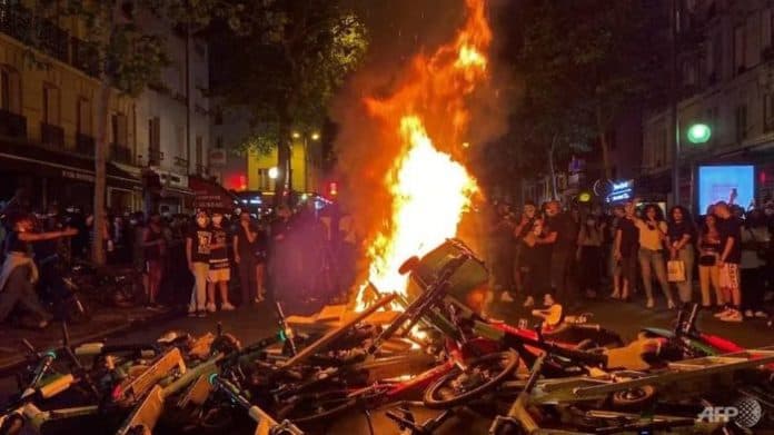 bentrokan_di_paris_protes_rasisme_dan_kekerasan_polisi