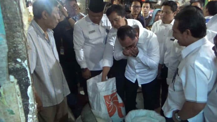 beras_bulog_berbau_apak_akan_ditarik_untuk_diuji