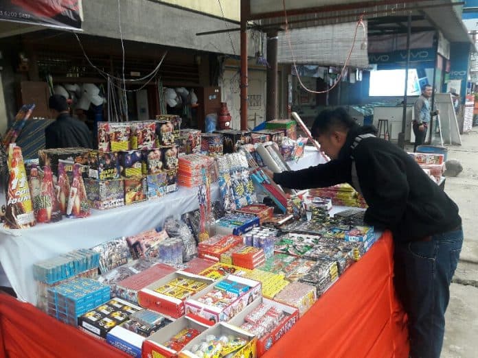 berburu_rezeki_kembang_api_menjelang_natal