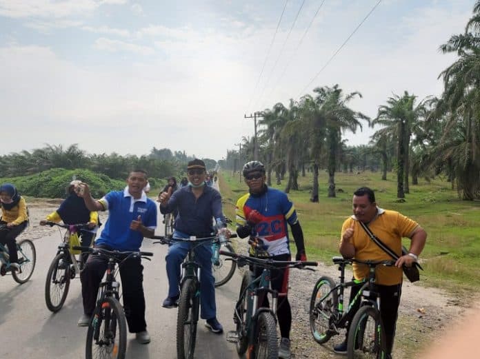 bersama_ribuan_warga_amran_sinaga_dan_ketua_pp_simalungun_gowes_merdeka_di_ujung_padang