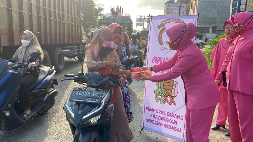 bhayangkari_polres_sergai_bagikan_takjil_gratis_ke_pengguna_jalan
