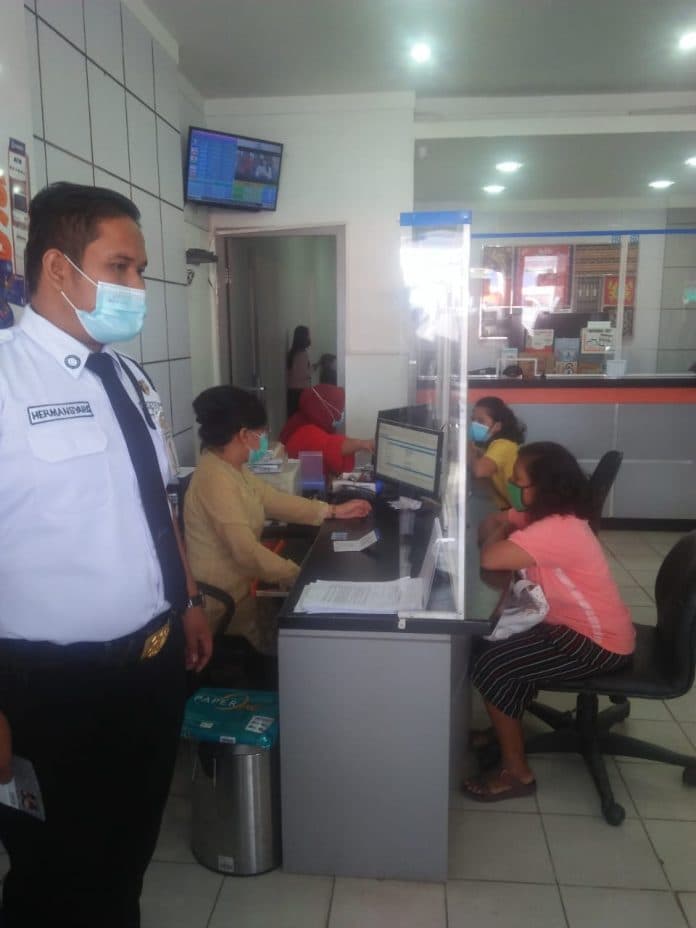 bri_layani_verifikasi_data_bpum_toba_dengan_prokes