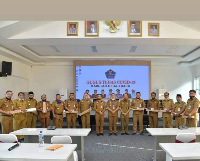 bupati_batu_bara_serahkan_ktp_elektronik_untuk_12_kecamatan