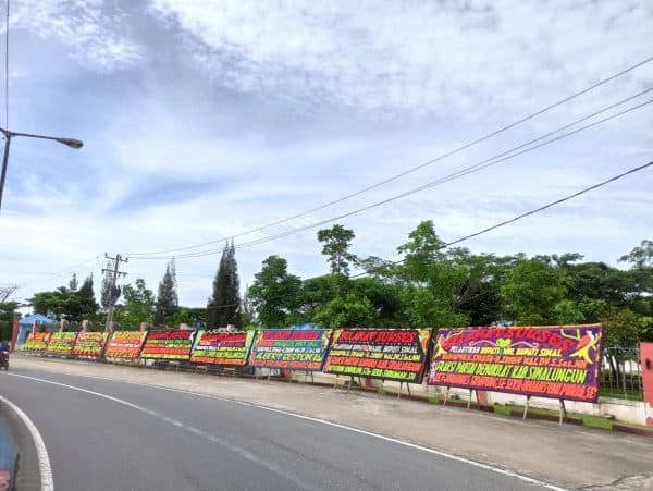 bupati_dan_wakil_bupati_simalungun_dilantik_karangan_bunga_ucapan_selamat_berjejer_di_raya