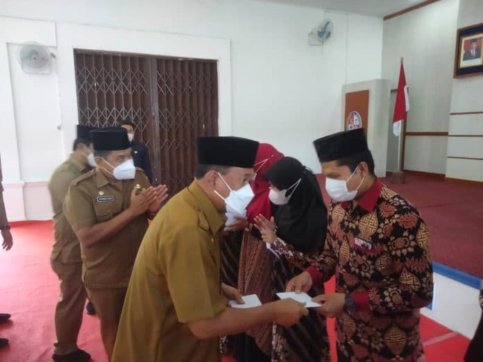 bupati_deli_serdang_serahkan_tali_asih_kepada_qori_qoriah_terbaik