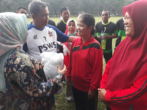 bupati_sergai_beri_bingkisan_kepada_guru_honor_yang_mengabdi_15_32_tahun