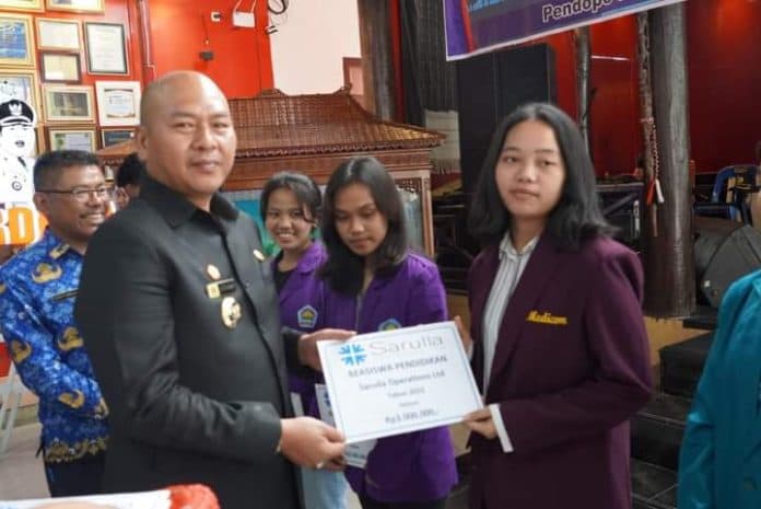 bupati_taput_serahkan_beasiswa_kepada_75_mahasiswa_berprestasi
