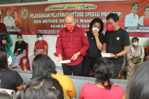 bupati_taput_tinjau_pelaksanaan_operasi_kb_bagi_47_peserta