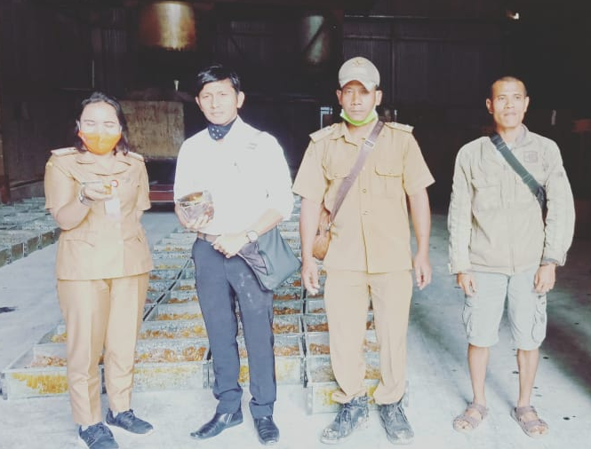 camat_girsip_tinjau_pengolahan_getah_pinus
