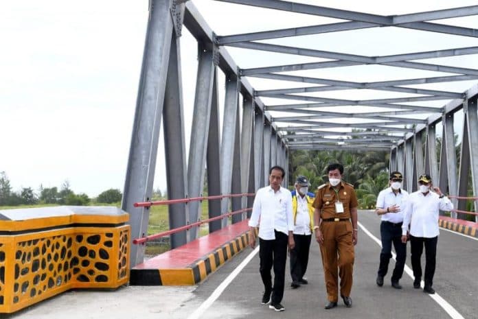 dampingi_presiden_tinjau_infrastruktur_di_nias_barat_gubernur_edy_harapkan_tekan_angka_kemiskinan
