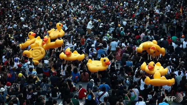 demonstran_thailand_jadikan_bebek_karet_simbol_perlawanan