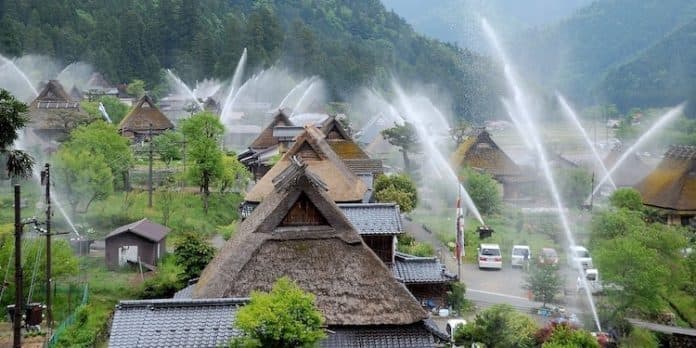 desa_bersejarah_di_jepang_dengan_arsitektur_dan_festival_selang_air_yang_menakjubkan