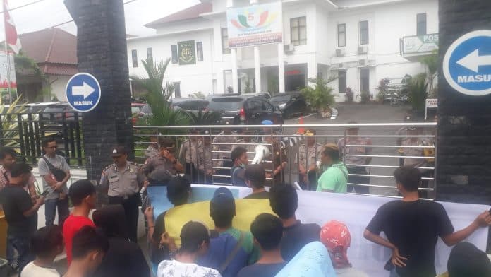 desak_usut_dugaan_korupsi_di_pemko_puluhan_massa_demo_di_kejaksaan_dan_polres