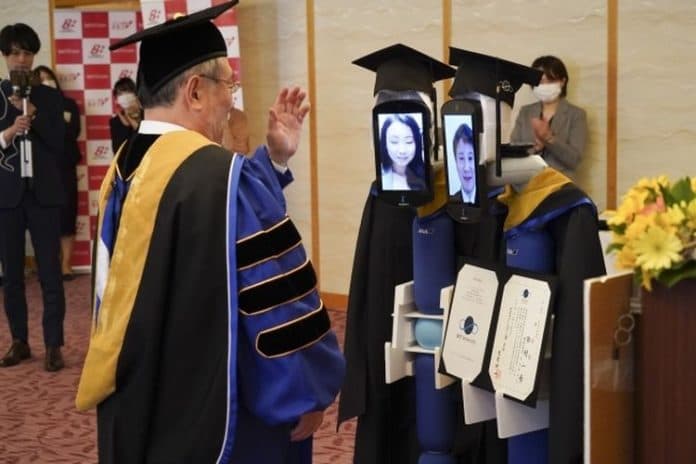 di_tengah_pandemi_53_mahasiswa_indonesia_di_wuhan_wisuda_secara_daring