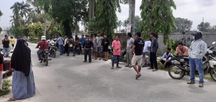 didemo_warga_karena_kasus_selingkuh_kades_perdamean_masuk_rumah_sakit