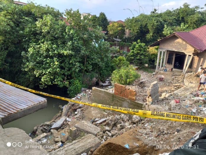 diguyur_hujan_deras_tanggul_sungai_dan_tembok_rumah_warga_ambruk_di_simalungun